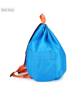 Seitenansicht des faltbaren blauen Sportrucksacks mit orangefarbenen Gurten und Wabenmuster