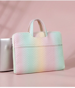 Detailansicht der Laptoptasche mit Regenbogen-Farbverlauf und V-förmiger Steppung aus Leder