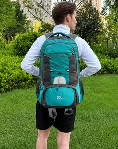 Detailansicht eines wasserdichten 60L-Wanderrucksacks mit elastischem Kordelzug und Netztaschen