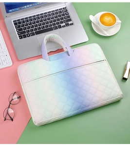 Detailansicht der Regenbogen-Laptoptasche mit Steppmuster und praktischem Tragegriff