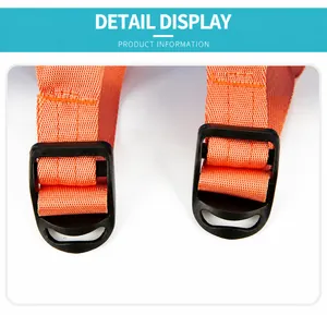 Detailansicht der verstellbaren Schnallen an den orangefarbenen Trägern des Rucksacks