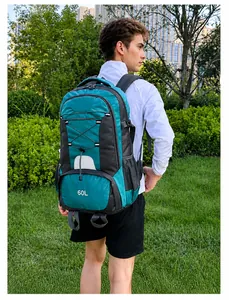 Rückansicht eines wasserdichten 60L Outdoor-Wanderrucksacks in Türkis und Grau