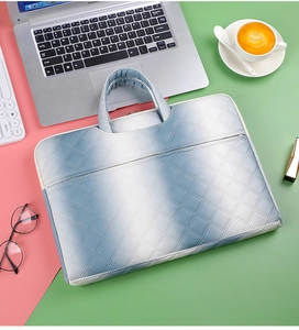 Detail der 14-Zoll Laptoptasche mit blauem Farbverlauf und gestepptem Rautenmuster