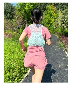 Coureur en plein air portant un gilet de marathon bleu clair respirant avec bandes réfléchissantes