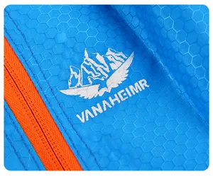 Detail aus blauem Waben-Ripstop-Gewebe mit orangem Reißverschluss und Vanaheimr Logo