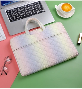 Detailansicht der Regenbogen-Laptoptasche mit Steppnaht in einem stilvollen Büroszenario