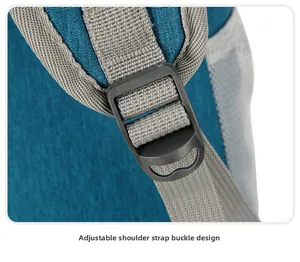 Détail de la boucle réglable de la bandoulière sur le sac à dos de randonnée bleu