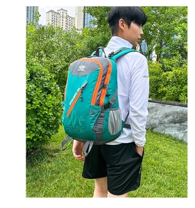 Vue détaillée d'un sac à dos de randonnée étanche vert émeraude avec des accents orange vif