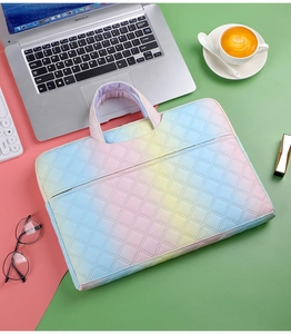 Details der bunten Laptop-Tasche mit gestepptem Rautenmuster und stabilem Tragegriff