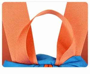 Detail des breiten orangefarbenen Griffs und des blauen Waben-Ripstop-Gewebes am Rucksack