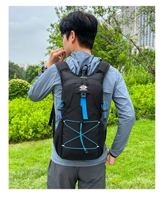 Outdoor-Fahrradrucksack mit schwarzem Nylongewebe und blauen Gummizügen für Wanderausrüstung