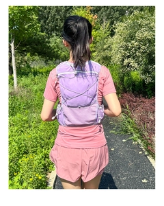 Detailansicht der lila Trinkweste mit Reflektorstreifen für Marathon und Trailrunning
