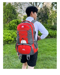 Wasserdichter 60L Wanderrucksack in Rot und Grau, präsentiert von einem männlichen Model