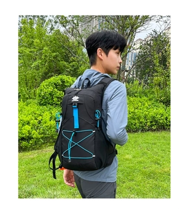 Outdoor-Fahrradrucksack in Schwarz-Blau mit elastischem Bungee-System an der Vorderseite