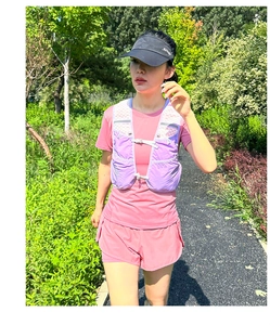 Details der lila Laufweste mit atmungsaktivem Mesh-Gewebe und verstellbaren Frontschnallen