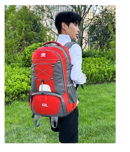 Detail des 60L Wanderrucksacks in Rot und Grau mit praktischem Gummizugsystem