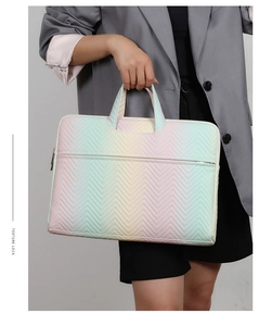 Detailansicht der Laptop-Tasche mit Regenbogen-Farbverlauf, Steppmuster und seitlichem Reißverschluss