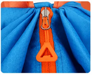 Detail aus blauem Wabenstoff mit glattem orangem dreieckigem Reißverschlussschieber