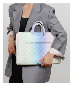 Detail der gesteppten Laptoptasche mit Makronen-Farbverlauf, präsentiert von einem Model