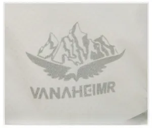 Macro del logo VANAHEIMR e della stampa montana sul tessuto traspirante del gilet da corsa