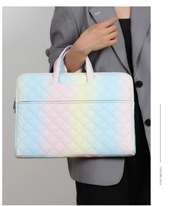 Gesteppte Laptoptasche mit buntem Farbverlauf und Rautenmuster für stilvolle Damen