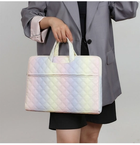 Detail der Regenbogen-Laptoptasche mit Rautensteppung und praktischem Reißverschluss