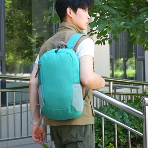 Sac à dos de randonnée pliable bleu sarcelle avec poches filet et sangles réglables