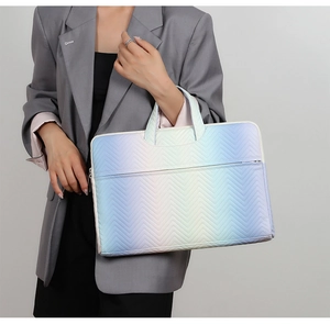 Detail der Laptoptasche mit buntem Farbverlauf, V-Steppmuster und stabilen Tragegriffen