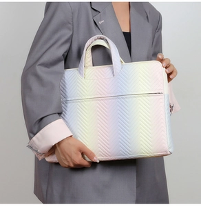 Detail einer bunten Laptoptasche mit V-Steppung und stabilen Tragegriffen für Damen