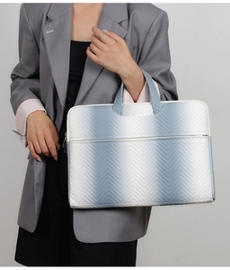 Detail der blau-weißen Laptoptasche mit geprägtem V-Muster und strukturiertem Design
