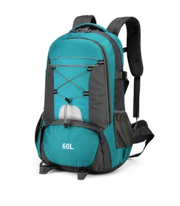 Detailansicht eines 60L Wanderrucksacks in Blau und Grau mit atmungsaktivem Rückensystem