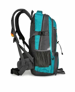 Seitenansicht des wasserfesten Wanderrucksacks mit blau-grauem Nylon und Netzseitentasche