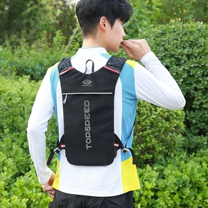 Sac d'hydratation noir léger pour le running et la randonnée avec bretelles en mesh