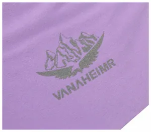 Makroaufnahme des VANAHEIMR-Logos auf dem lavendelfarbenen Stoff der Trinkweste