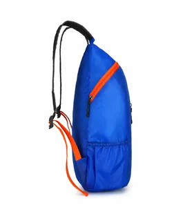 Zijaanzicht van opvouwbare blauwe outdoor rugzak met oranje ritsen en zijvak van gaas