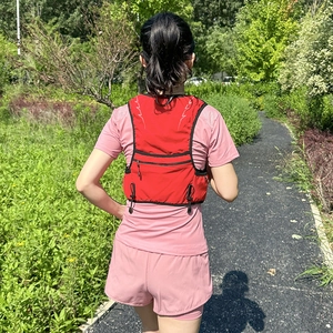 Gilet idratazione rosso leggero e traspirante per corsa e maratona con lacci elastici