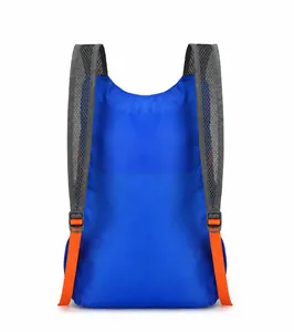 Detail van de ademende mesh banden en blauwe ruitjesstof van de opvouwbare rugzak