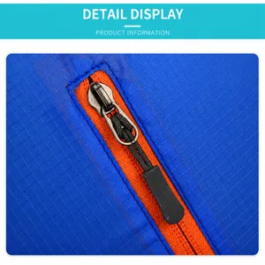 Detail van blauwe ripstop nylon stof met oranje rits en antislip rits-trekker