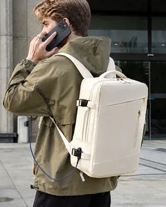 Dettaglio dello zaino porta pc con porta di ricarica USB esterna e fibbie di regolazione