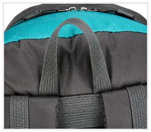 Detail van de versterkte nylon handgreep en scheurbestendige stof op de rugzak