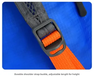 Detail van de stevige gesp van de schouderriem en blauwe ripstopstof op de rugzak