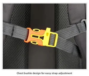Macro-detail van de nylon borstband met oranje en gele gespsluiting voor rugzak