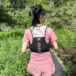 Gilet d'hydratation marathon résistant à l'eau avec bandes réfléchissantes en forme de V