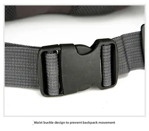 Detail van de verstelbare gesp en nylon band op de wandelrugzak voor buiten