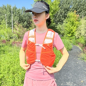 Leuchtend orangefarbene Trinkweste für Trailrunning und Marathon mit atmungsaktivem Mesh und Reflektor