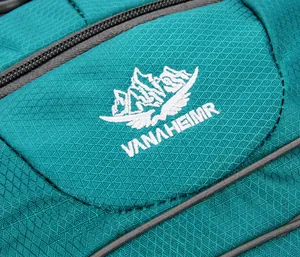 Makrodetail von wasserfestem Nylon in Petrol und hochwertiger VANAHEIMR-Logostickerei