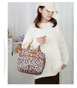 Detalle de la bolsa térmica de leopardo con bolsillo frontal y red de almacenamiento lateral