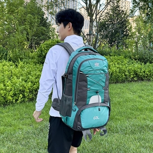 60L großer wasserdichter Outdoor Wanderrucksack mit ergonomischen Schultergurten