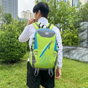 Sac à dos de randonnée vert fluo 40L avec bretelles ergonomiques porté par un homme dehors