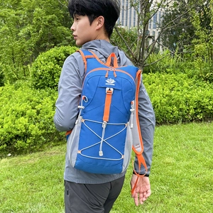Blauer Fahrradrucksack mit orangen Gurten und elastischen Kordeln für Wandern und Sport
